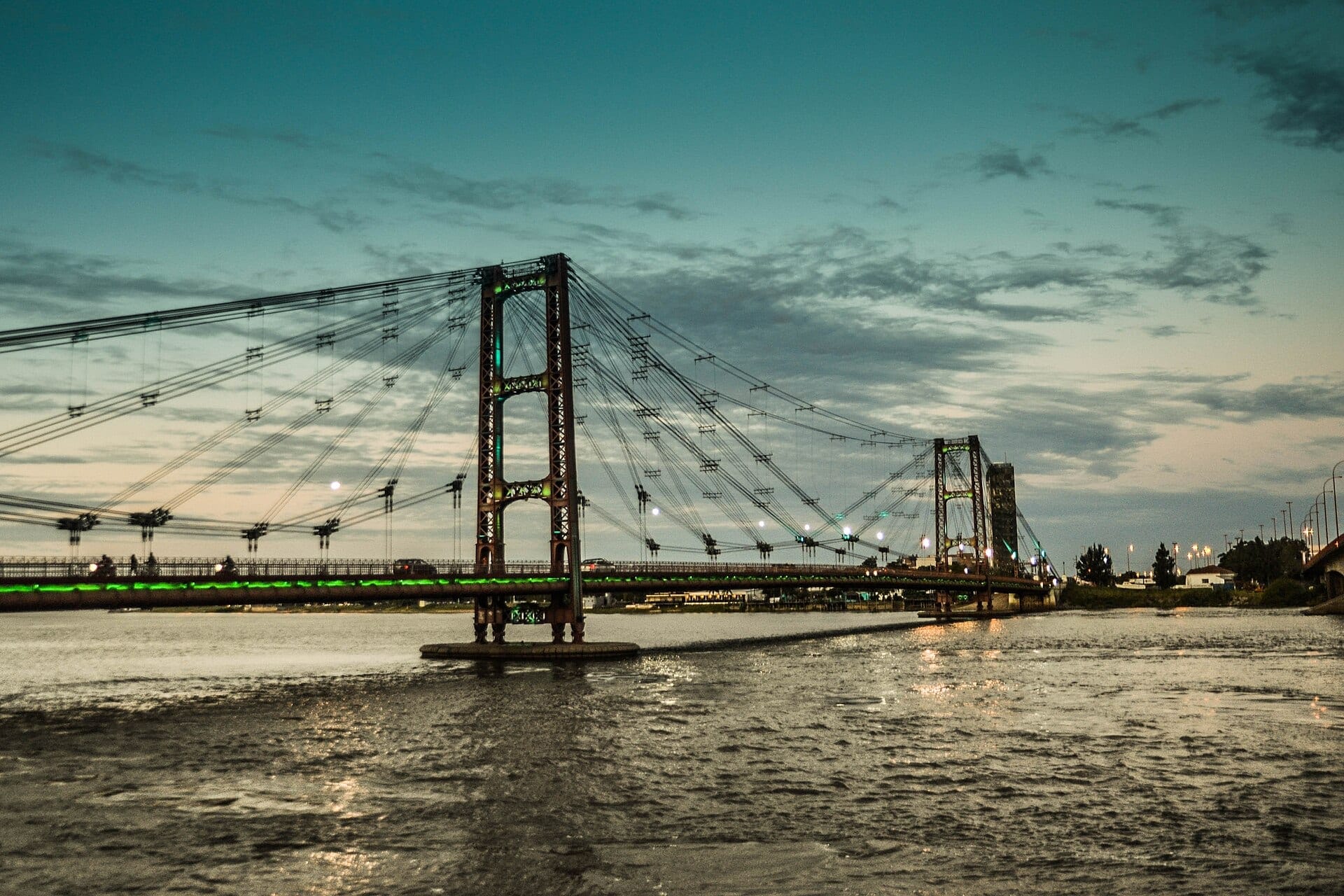 Puente Colgante de Santa Fe sobre la Laguna Setúbal al atardecer